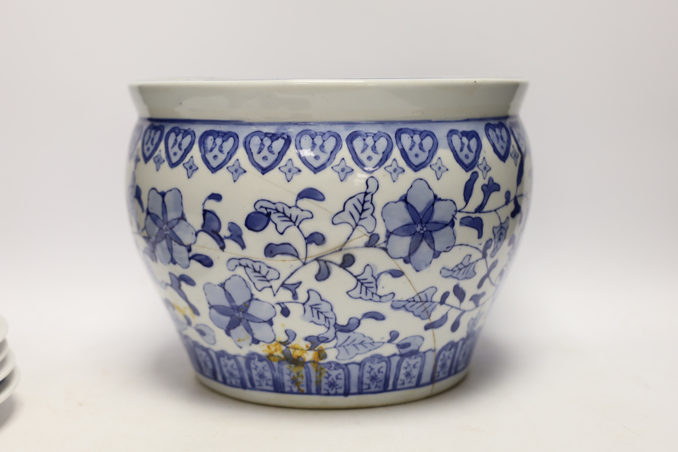 A group of Chinese and Japanese blue and white ceramics, early 20th century and later, largest 20cm